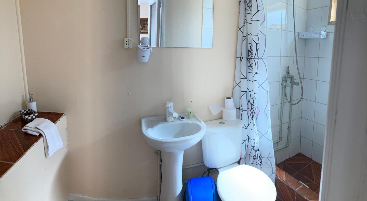 פורטו נטאלס Hostal Hellen מראה חיצוני תמונה